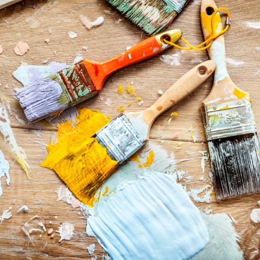 pennelli sporchi di pittura