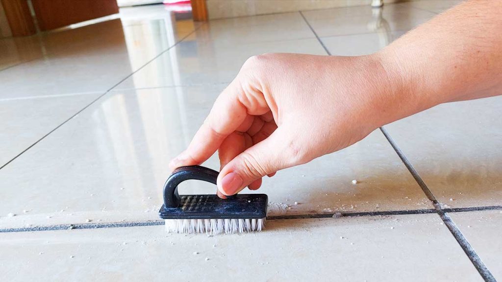 spazzolino per pulire fughe pavimento