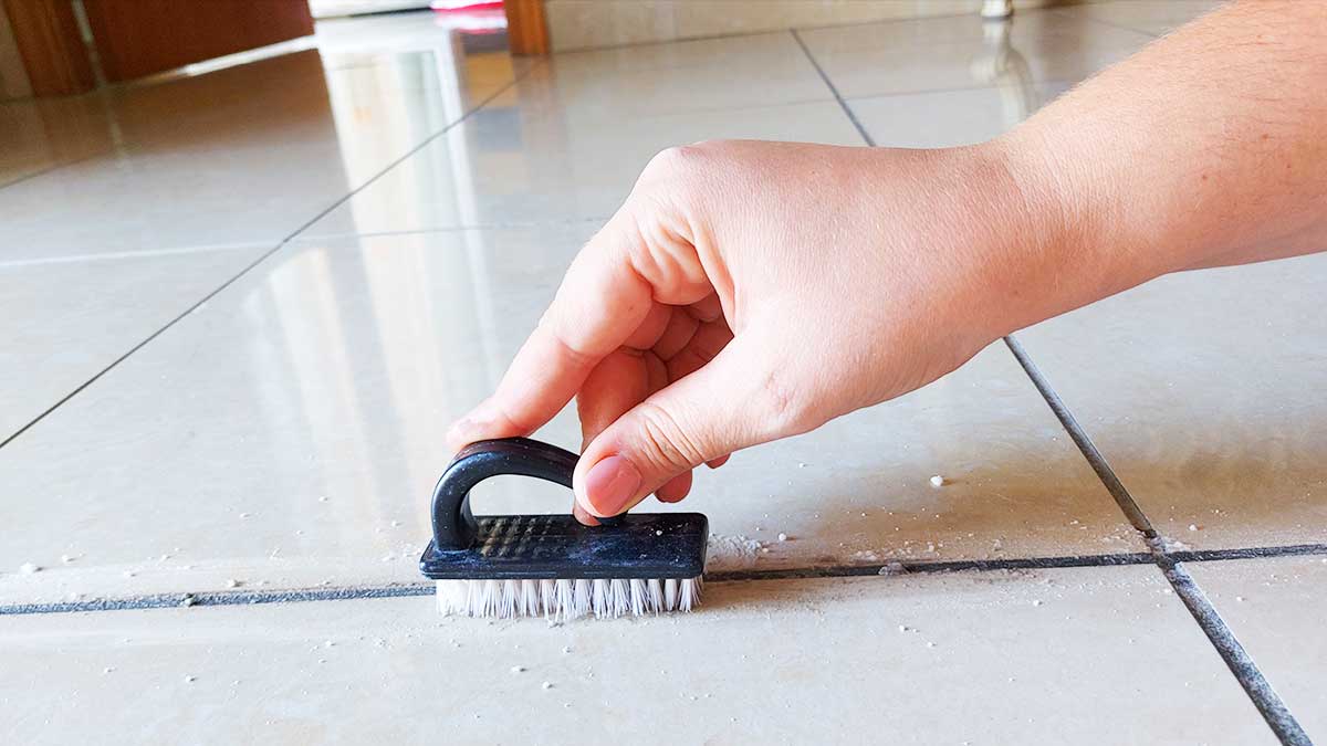 spazzola per pulire fughe pavimento
