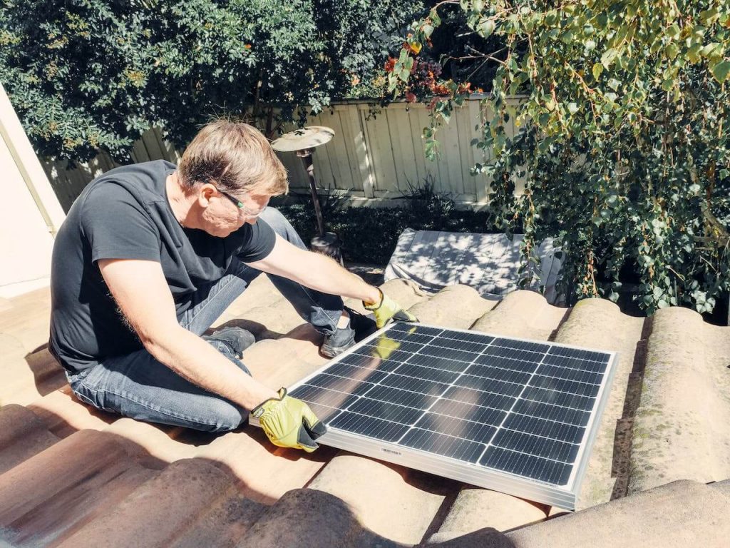 posizionare pannello fotovoltaico sul tetto